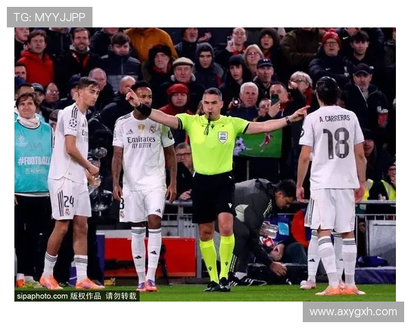 皇家马德里迎战劲敌展开巅峰对决 球迷热议本场比赛背后的战术博弈 皇家马德里迎战劲敌展开巅峰对决 球迷热议本场比赛背后的战术博弈